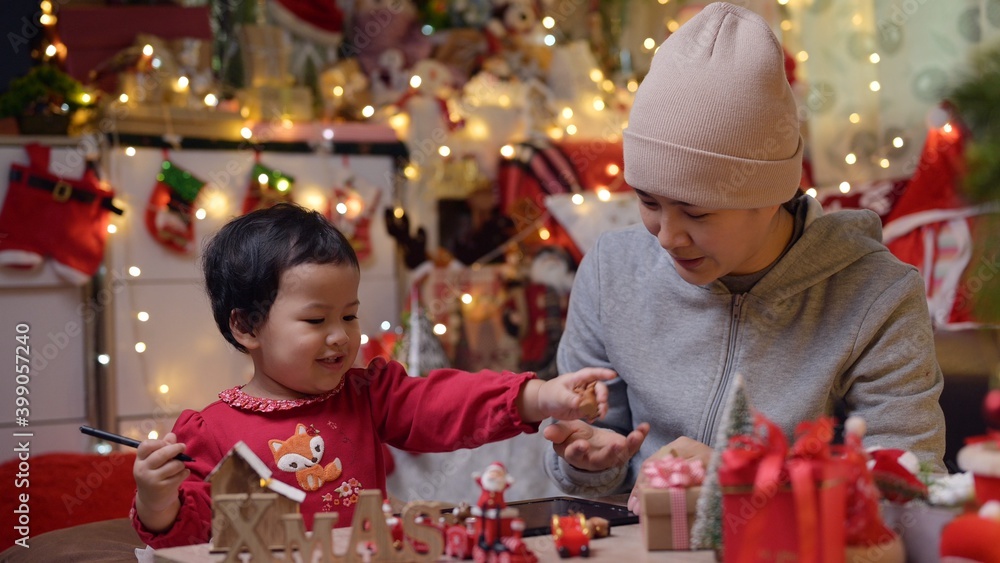 家人在家庆祝圣诞节和新年快乐。年底的妈妈和孩子的生活方式