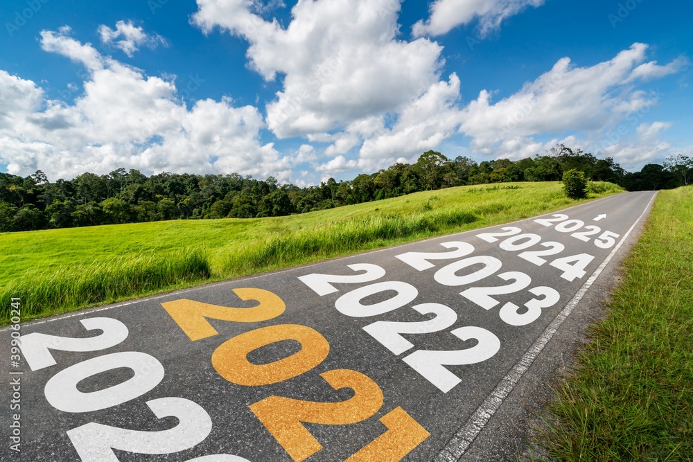 2021新年公路旅行旅行与未来愿景。以公路为先导的自然景观