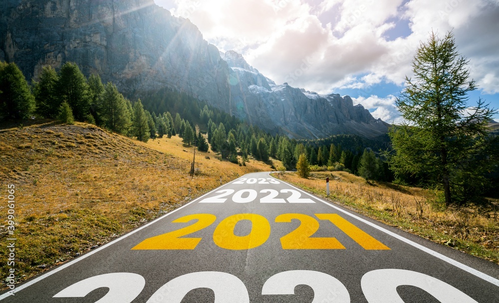 2021新年公路旅行旅行与未来愿景。以公路为先导的自然景观