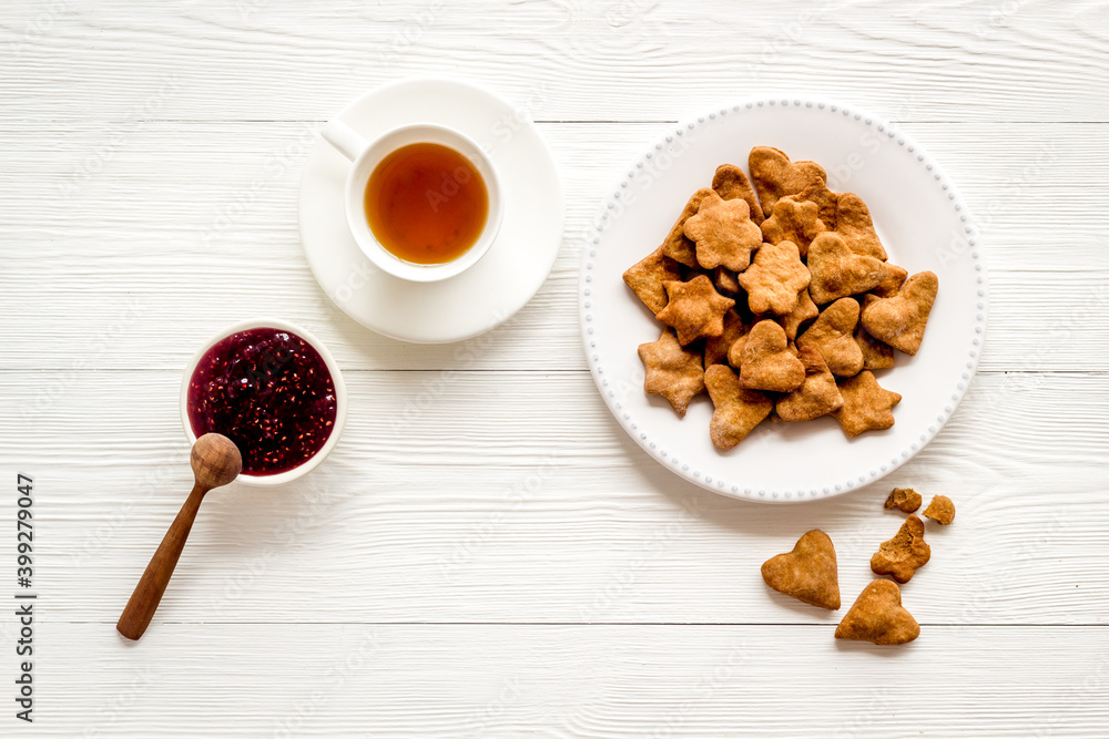 新鲜出炉的黄油饼干配茶，俯视图