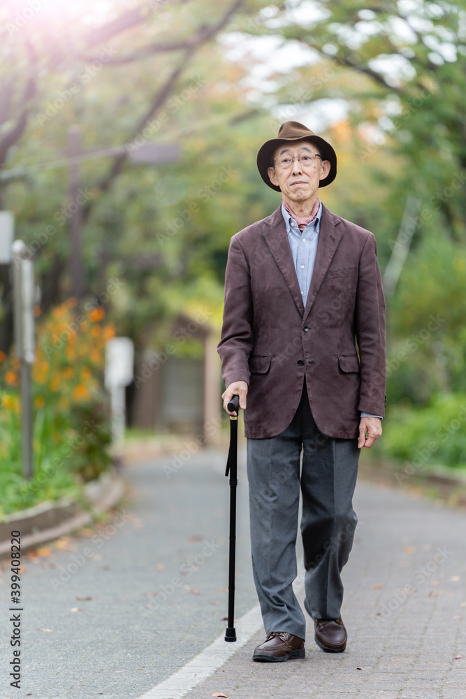 公園を散歩するシニア男性