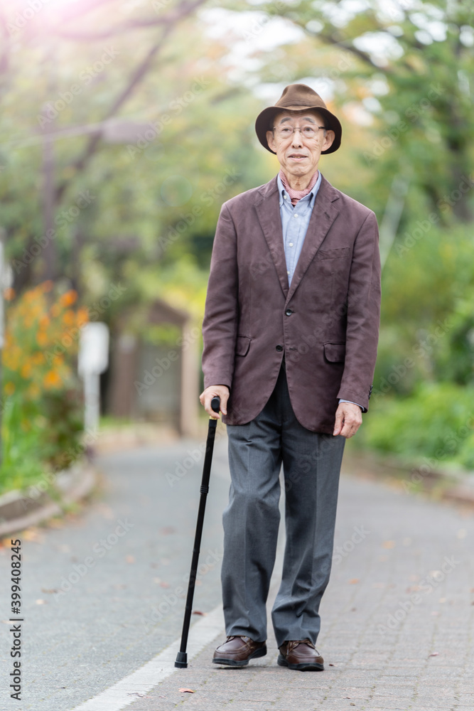 公園を散歩するシニア男性