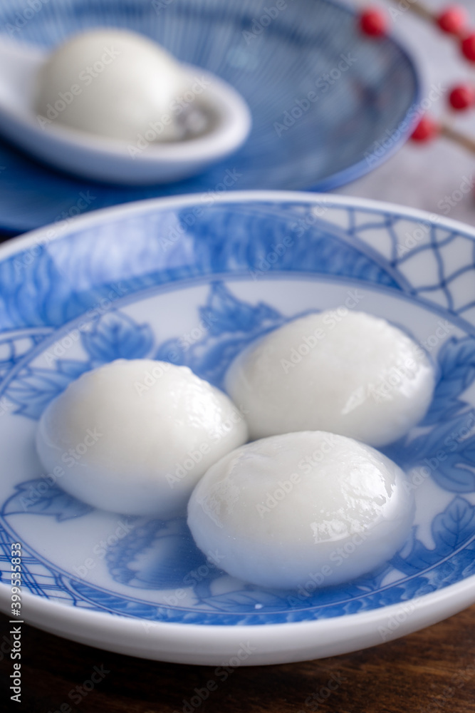 灰色桌子上碗里的汤圆特写，冬至的食物。