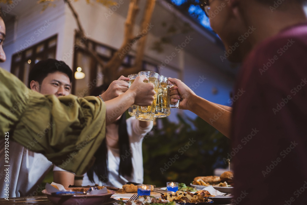 亚洲人的集体节日聚会在家吃晚饭喝啤酒