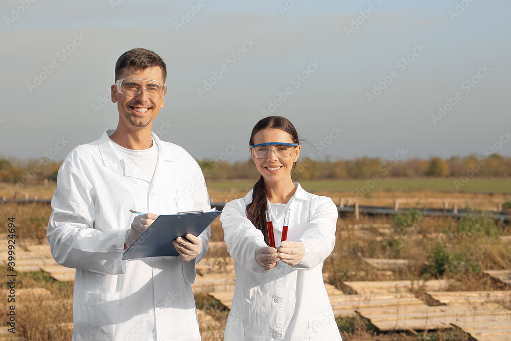 科学家在农场研究蜗牛