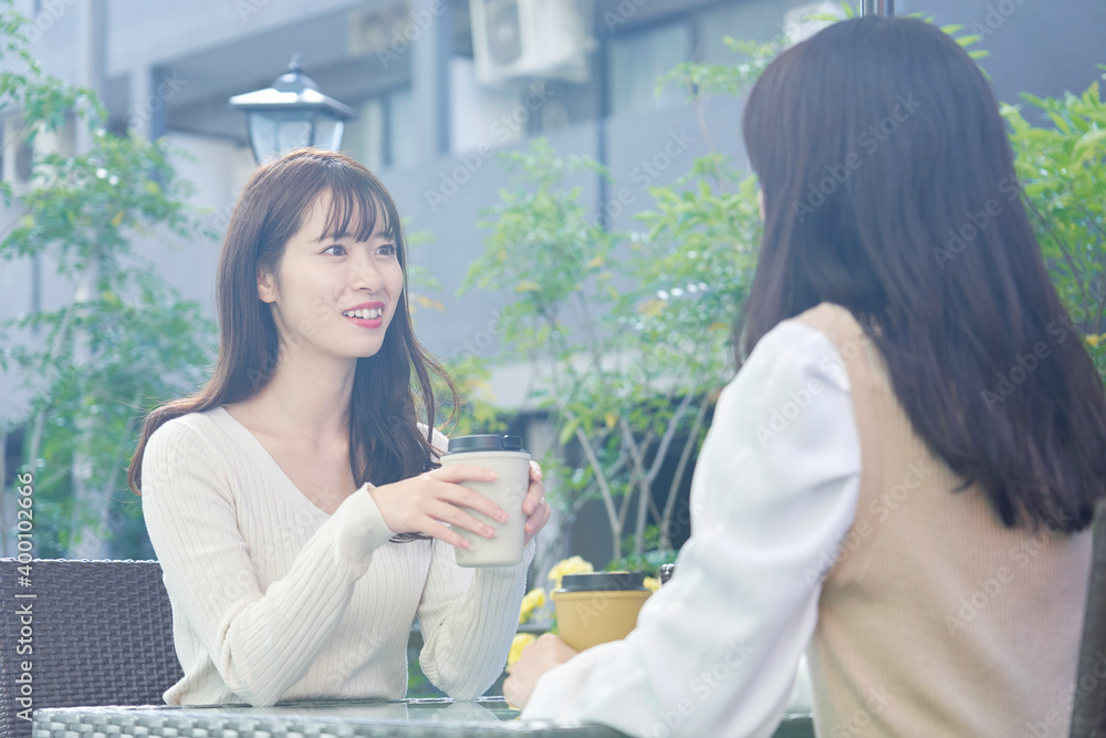 カフェテラスで話をする女性