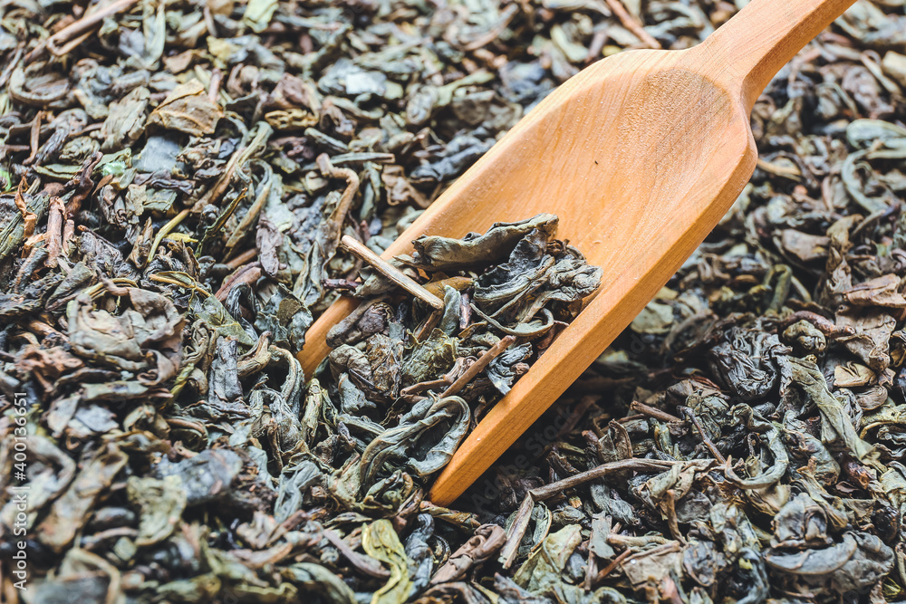 带勺子的干绿茶，特写