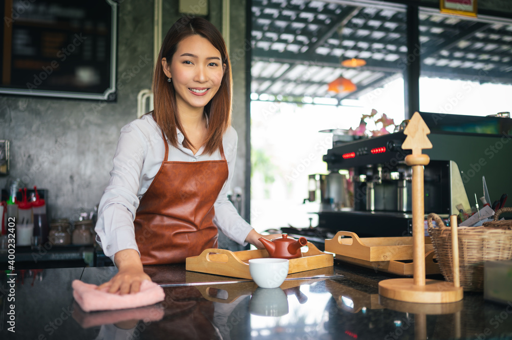 创办新企业，企业主理念。在咖啡店工作的亚洲年轻女性画像