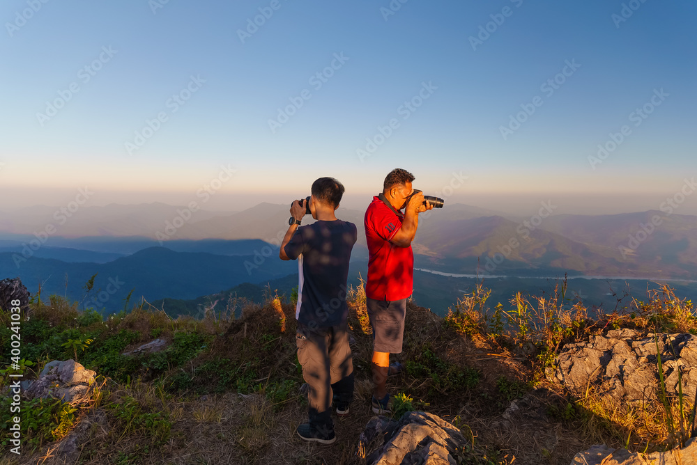 父亲和儿子徒步前往Doi Pha Tang视点拍摄位于Ch的美丽风景