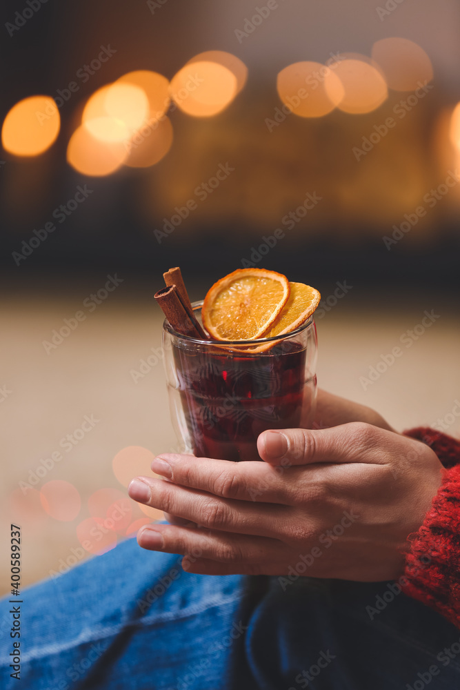 圣诞节前夕，家里有一个喝着美味热葡萄酒的女人