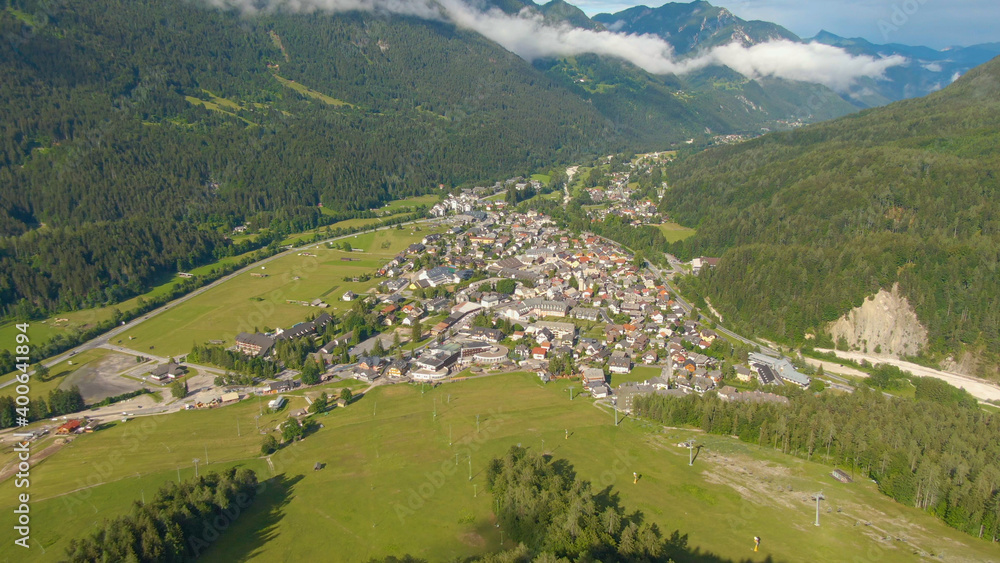 AERIAL:Kranjska Gora的田园小镇被郁郁葱葱的山景所包围。