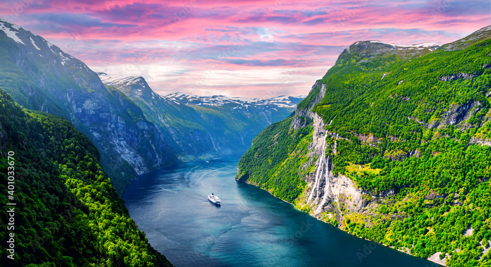 Gei附近Sunnylvsfjorden峡湾和著名的七姐妹瀑布的全景