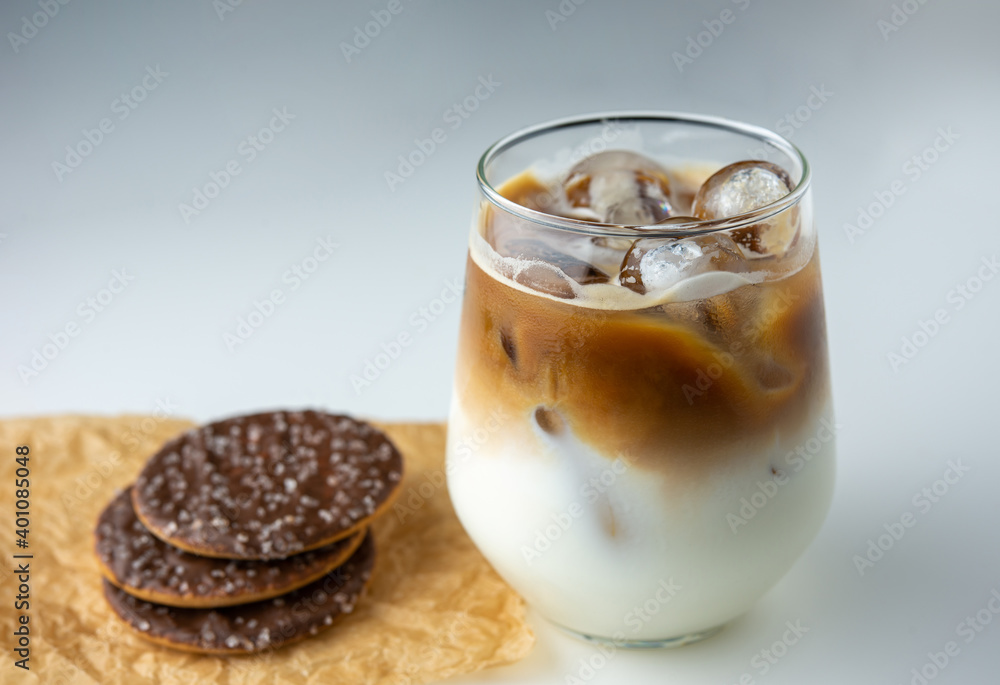 合上一杯白底巧克力饼干冰咖啡。下午咖啡饮料i