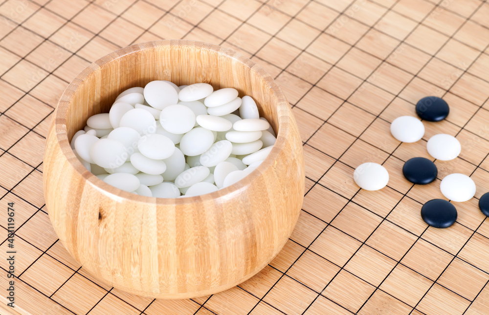 俯视棋盘上的棋子和盒子里的棋子