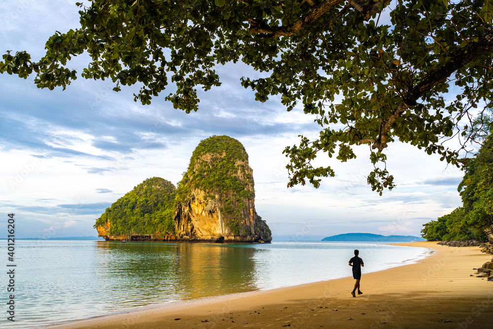 泰国甲米，Railay，Pranang Cave海滩的美丽早晨