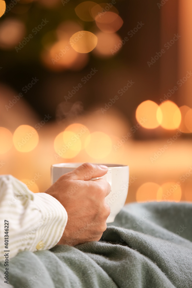 家里有一杯茶的男人，特写。供暖季节的概念