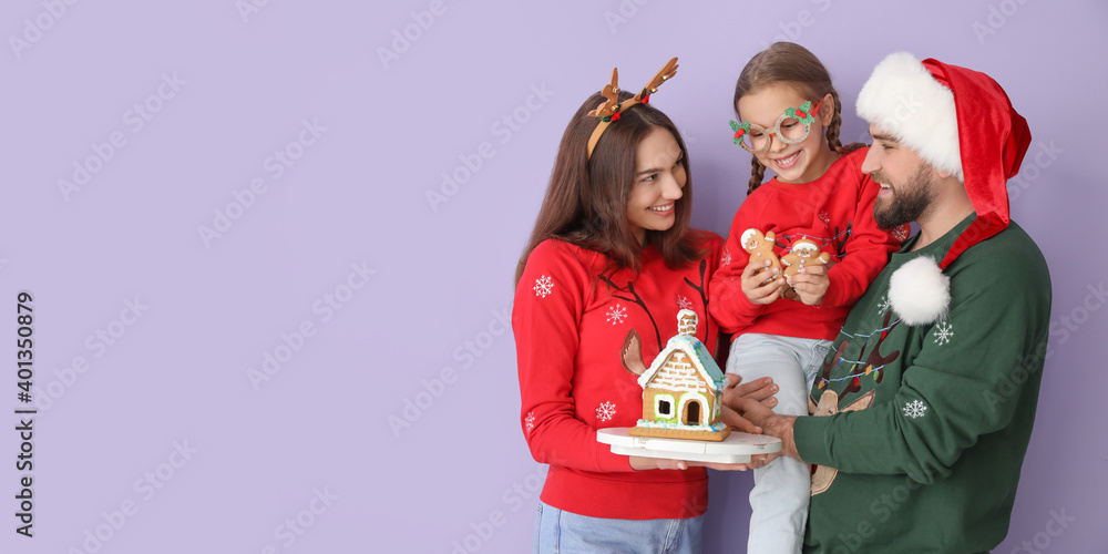 彩色背景姜饼屋的幸福家庭。圣诞节庆祝活动