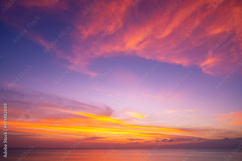 风景壮丽的云朵长时间暴露在天空中日落或海上日出时反射