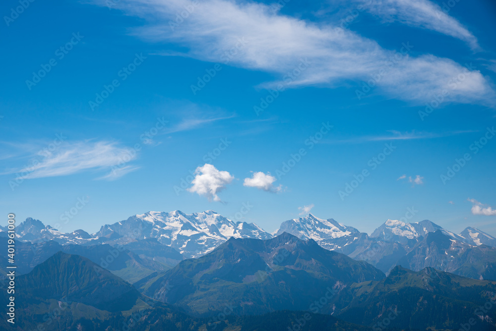 从尼德霍恩峰到伯尔尼阿尔卑斯山的壮丽山景，蓝天