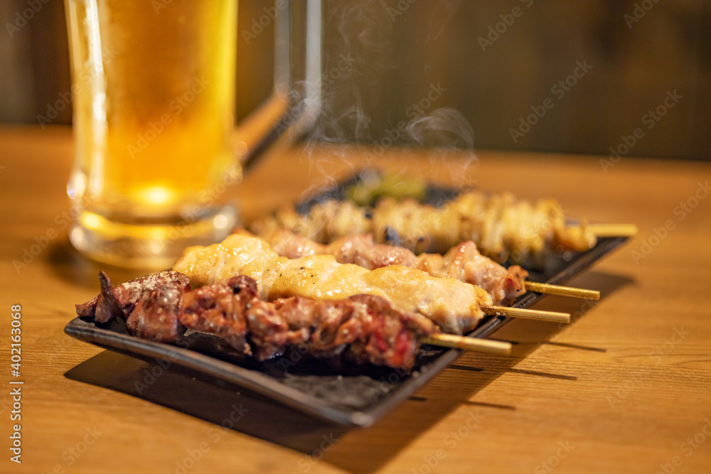 焼き鳥の盛り合わせとビール