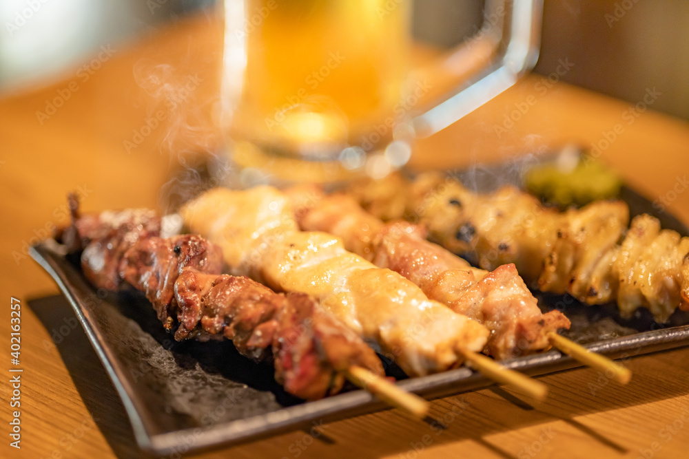 焼き鳥の盛り合わせとビール