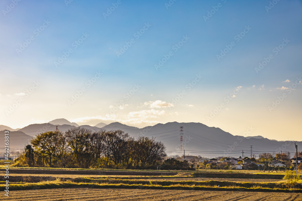 夕暮れの空と山と畑