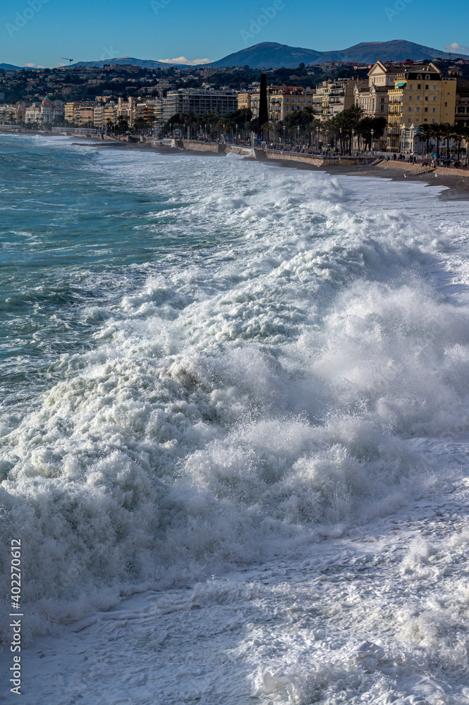 Plage de Nice avec une mer agitée en hiver sur la Côte-dAzur en France