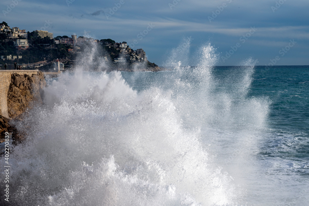 Mer déchaînée sur la pointe de Rabau-Capeù à Nice en hiver en France