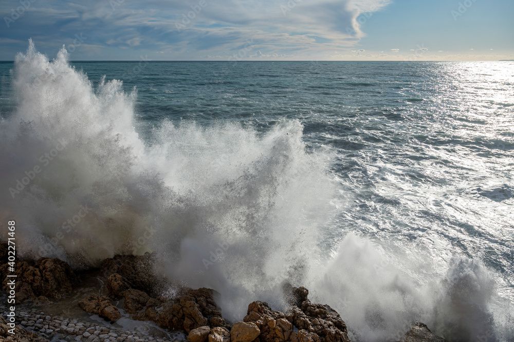 Mer déchaînée sur la pointe de Rabau-Capeù à Nice en hiver en France