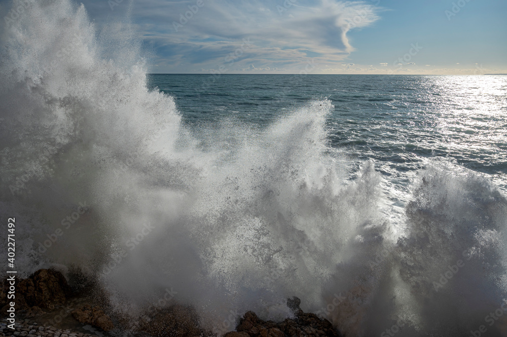 Mer déchaînée sur la pointe de Rabau-Capeù à Nice en hiver en France