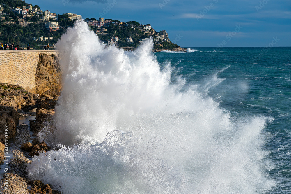 Mer déchaînée à la pointe Rabau-Capeù à Nice en France en hiver