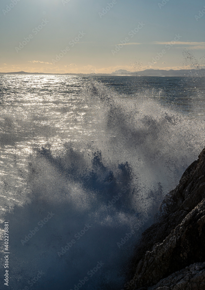 Mer déchaînée à la pointe Rabau-Capeù à Nice en France en hiver