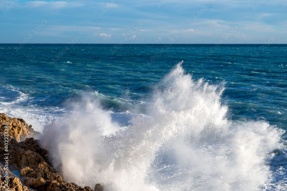 Mer déchaînée à la pointe Rabau-Capeù à Nice en France en hiver