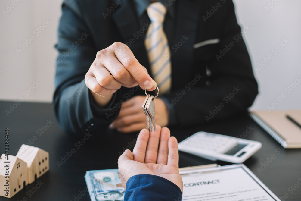 The insurance agent handed over the house key to the customer who agreed to buy the house after nego