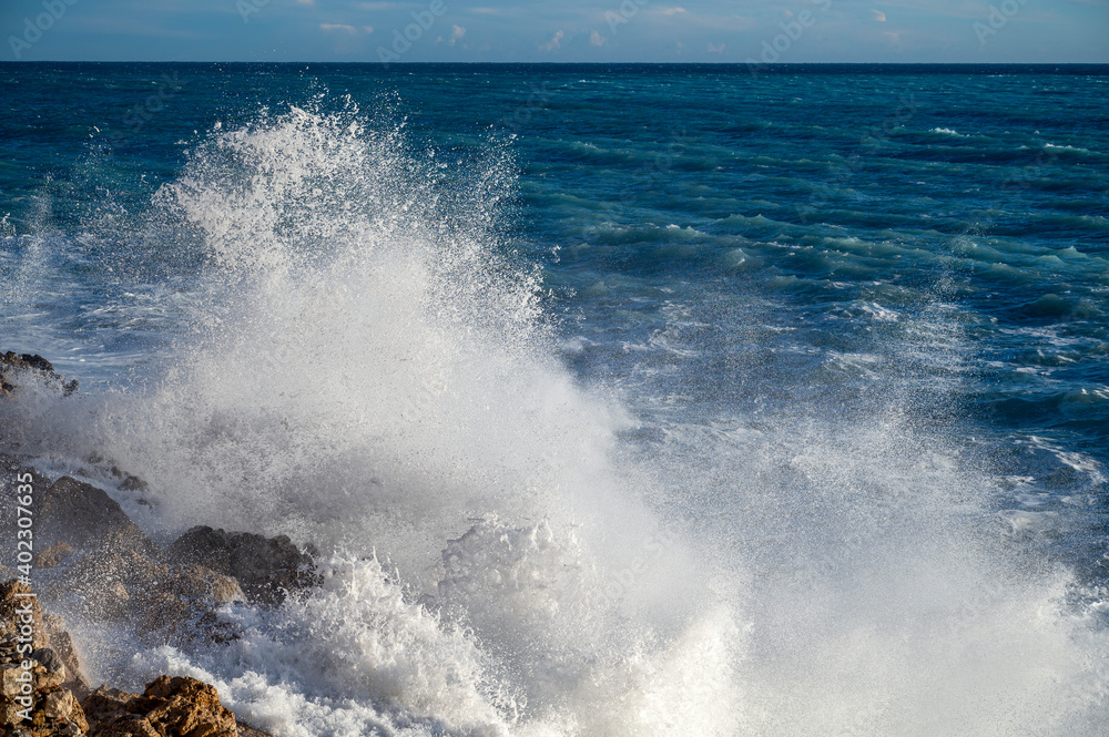 Mer déchaînée à la pointe Rabau-Capeù à Nice en France en hiver