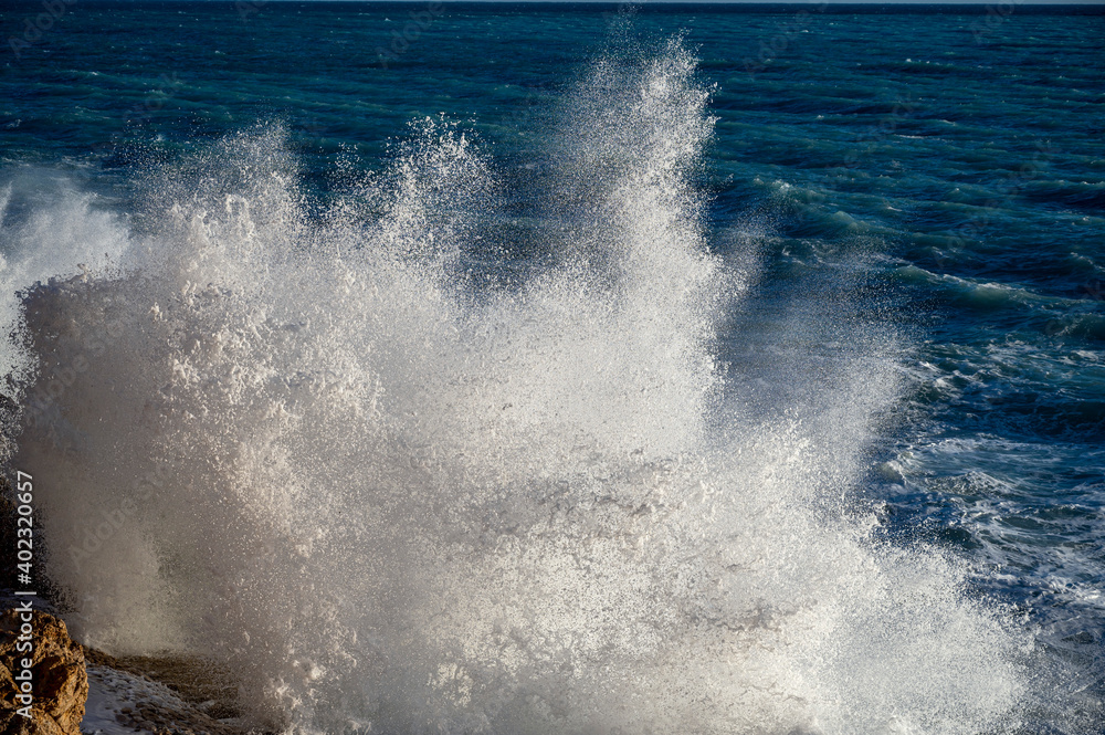 Mer déchaînée à la pointe Rabau-Capeù à Nice en France en hiver