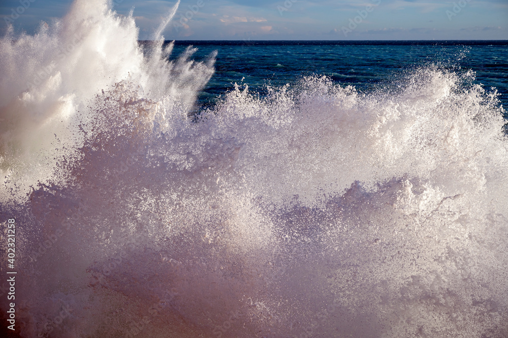 Mer déchaînée à la pointe Rabau-Capeù à Nice en France en hiver