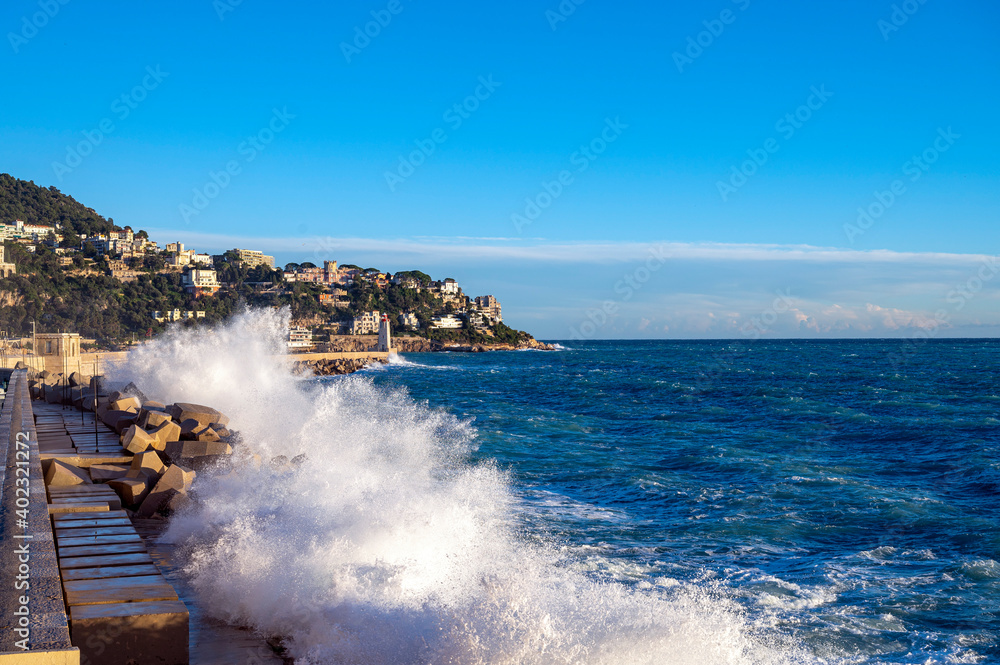 Mer déchaînée à la pointe Rabau-Capeù à Nice en France en hiver