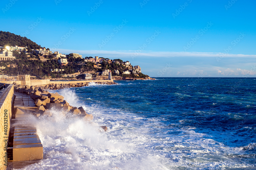 Mer déchaînée à la pointe Rabau-Capeù à Nice en France en hiver