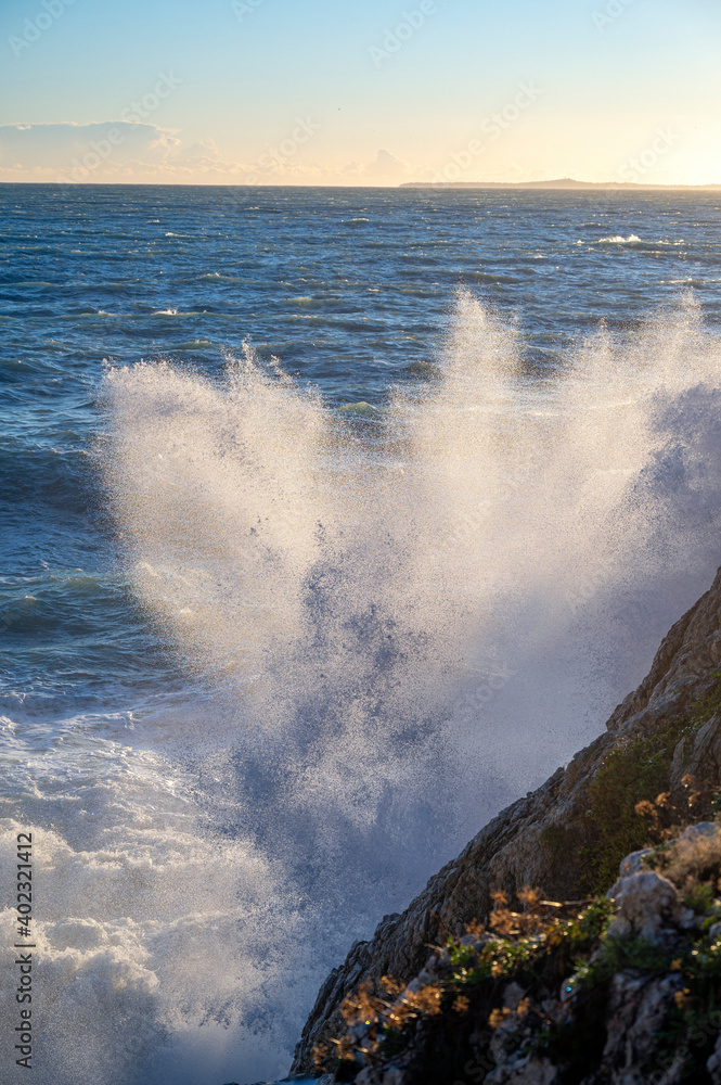 Mer déchaînée à la pointe Rabau-Capeù à Nice en France en hiver