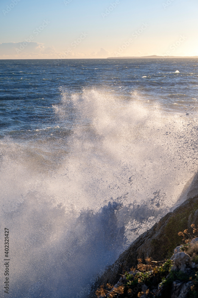 Mer déchaînée à la pointe Rabau-Capeù à Nice en France en hiver