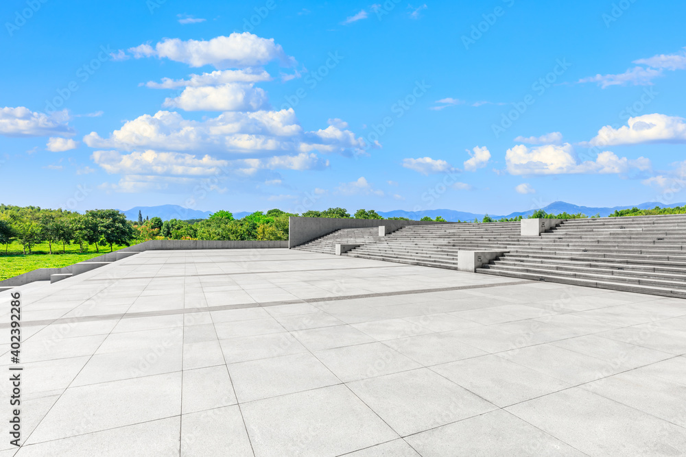 空荡荡的方形地板和绿色的山背景。