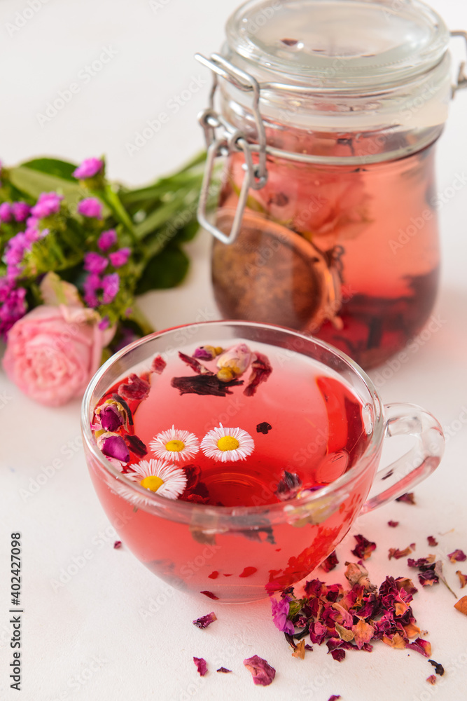 浅色背景的鲜花、茶壶和花茶杯