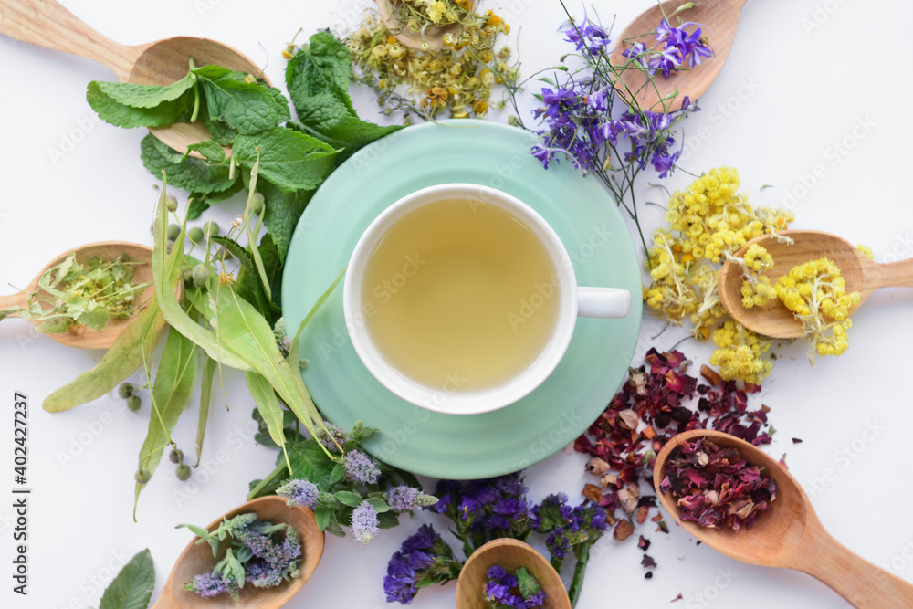 干花、勺子和杯子，浅色背景上有花茶