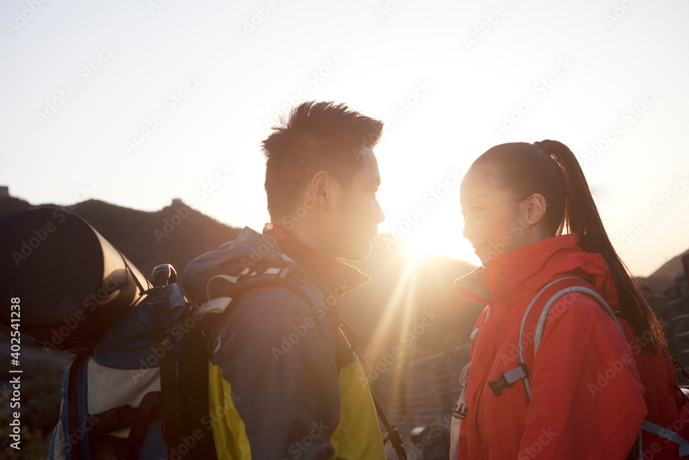 年轻情侣在长城旅游合影