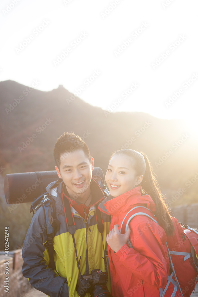 年轻情侣在长城旅游合影