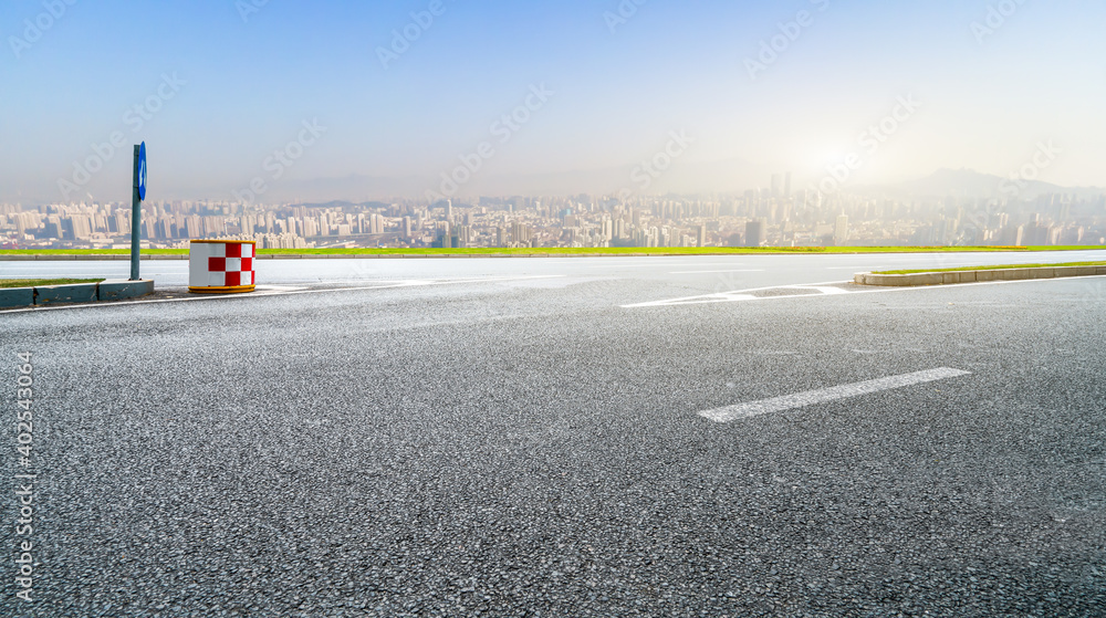 高速公路与城市天际线