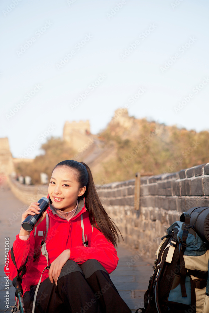 长城旅游中的一位年轻女性