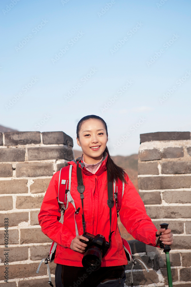 长城旅游中的一位年轻女性