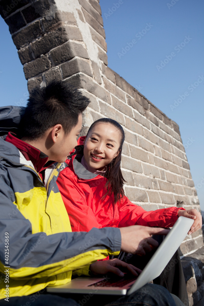 电脑长城旅游中的年轻情侣